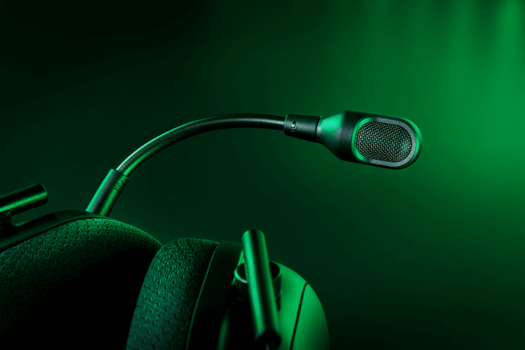 Casque Razer BlackShark V2 Pro 2023 avec micro rétractable, éclairage vert sur fond sombre
