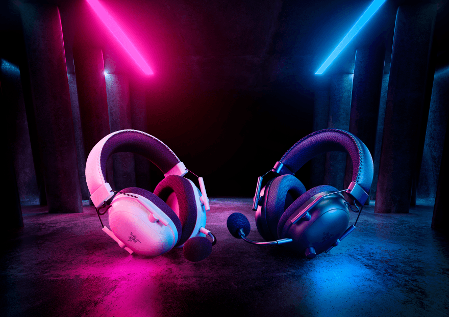 Casque Razer BlackShark V2 Pro 2023 dans une mise en scène néon rose et bleu avec néons stylisés en arrière-plan