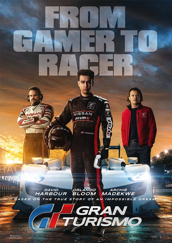 Affiche du film Gran Turismo avec trois pilotes en tenue de course Nissan devant des voitures de compétition, logo du jeu en bas