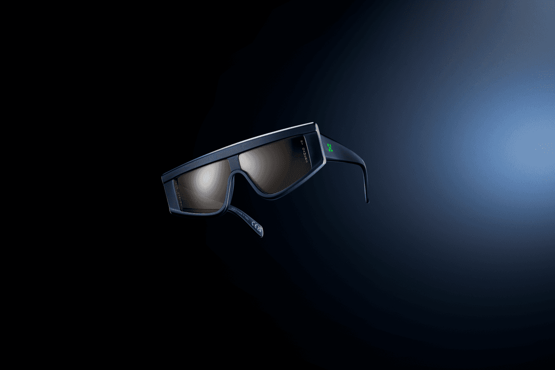 Lunettes Razersuperfuture à monture noire et verres fumés, design futuriste sur fond bleu dégradé