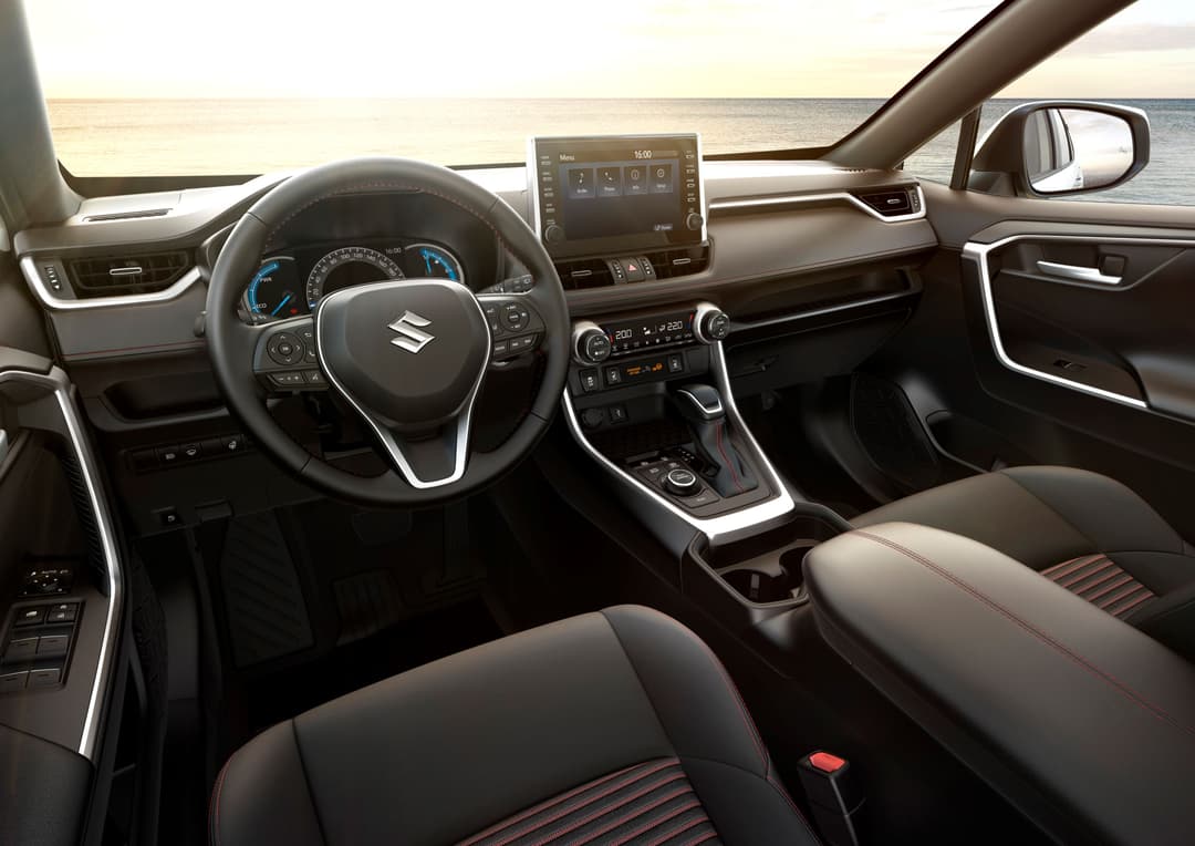 Habitacle de la Suzuki Across restylisée avec tableau de bord numérique 12,3″, écran tactile multimédia 10,5″ et volant multifonction
