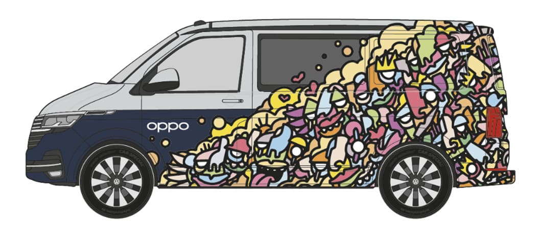 Bus OPPO bleu et blanc orné d'un motif coloré de personnages et formes abstraites sur sa carrosserie