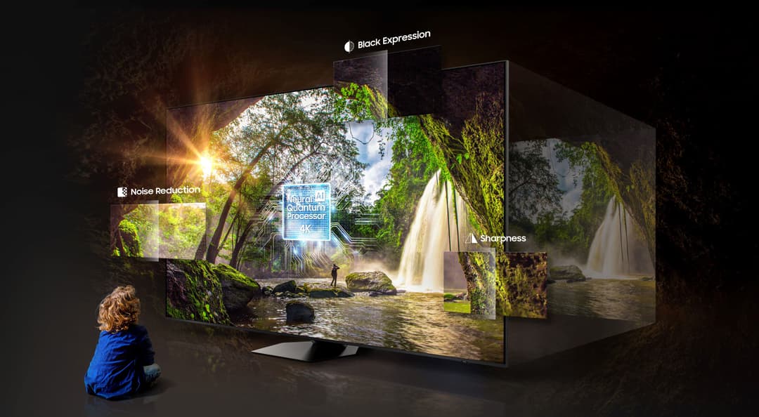 Enfant en veste bleue devant un grand téléviseur Samsung affichant une cascade en forêt, avec des étiquettes indiquant les technologies de son et d'image