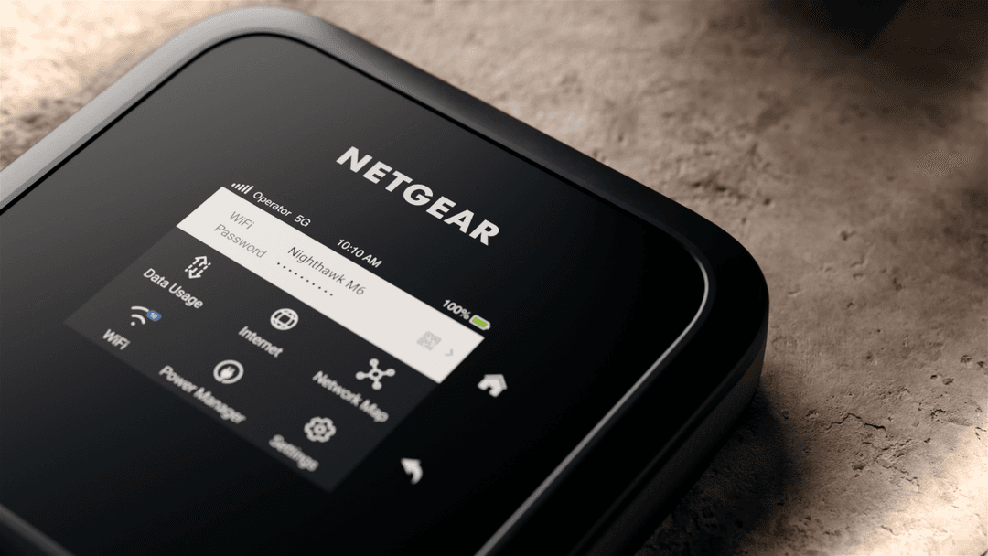 Routeur mobile NETGEAR Nighthawk M6 noir affichant l'interface WiFi 5G sur son écran