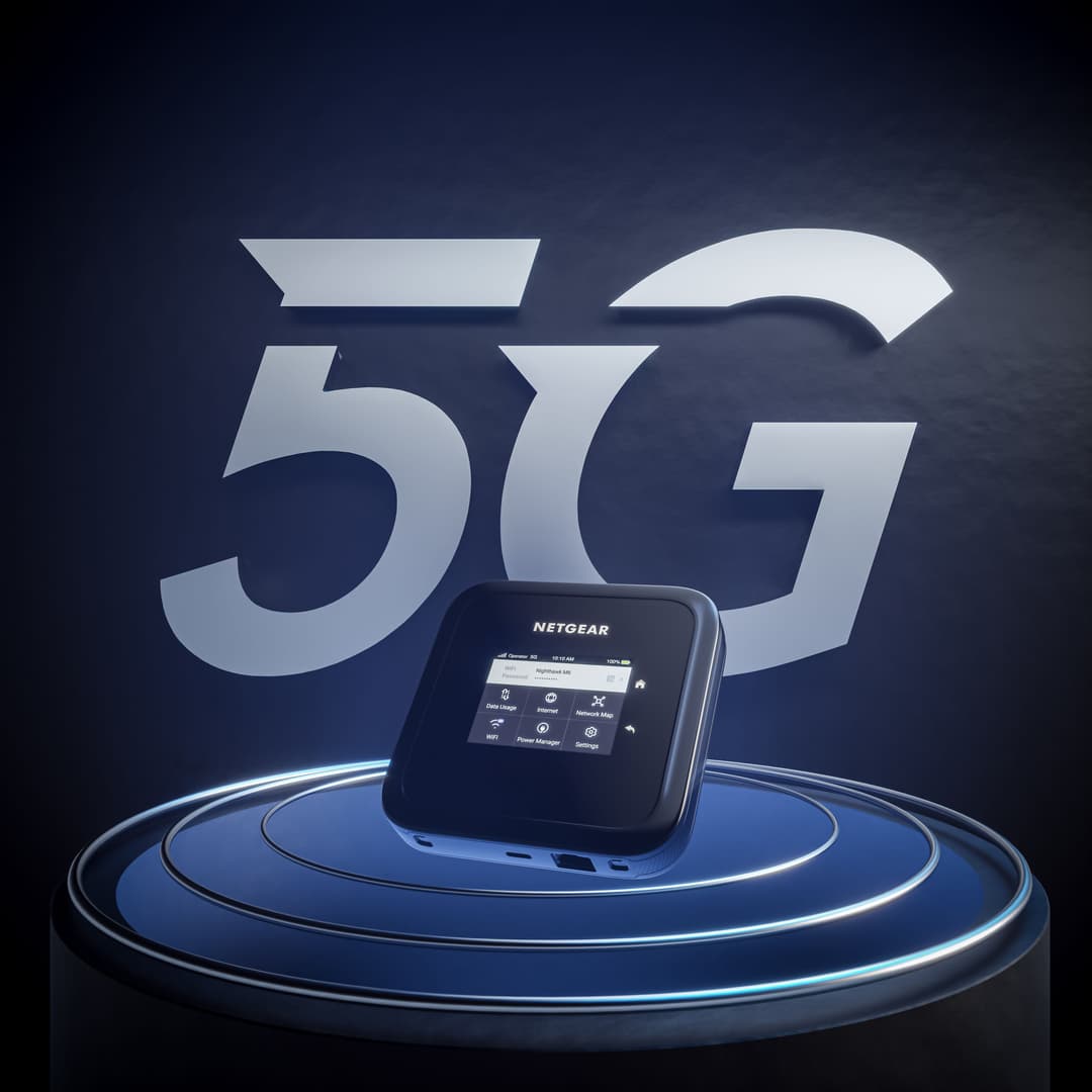 Routeur mobile NETGEAR 5G noir avec écran tactile, posé sur un socle circulaire bleu luminescent, sur fond bleu foncé