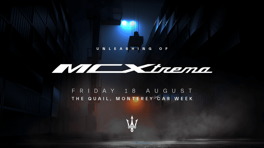 Affiche de présentation de la Maserati MCXtrema avec silhouette illuminée en bleu dans ruelle sombre