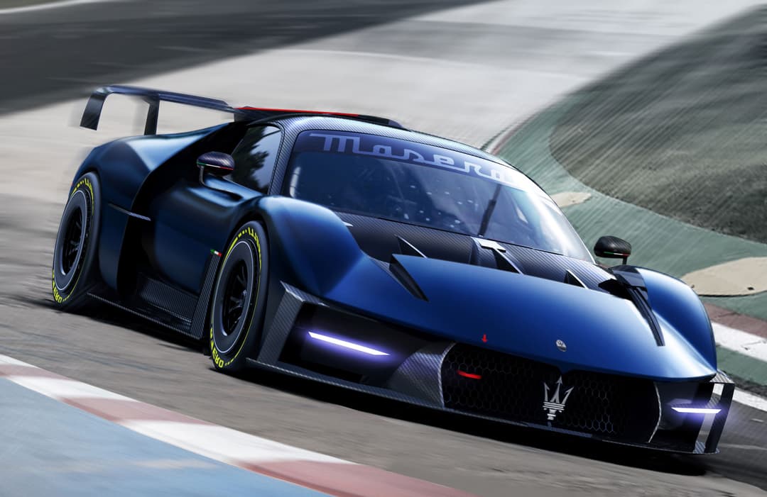 Maserati MCXtrema bleu foncé sur une piste de course, vue de trois-quarts avant, avec aileron et design aérodynamique