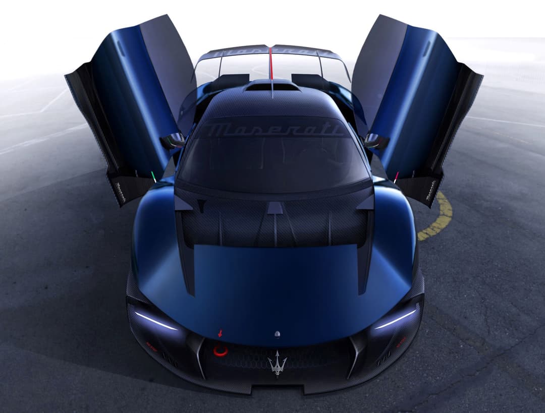 Maserati MCXtrema bleu foncé vue de haut avec portes papillon ouvertes, filets de sécurité blancs visibles sur le capot