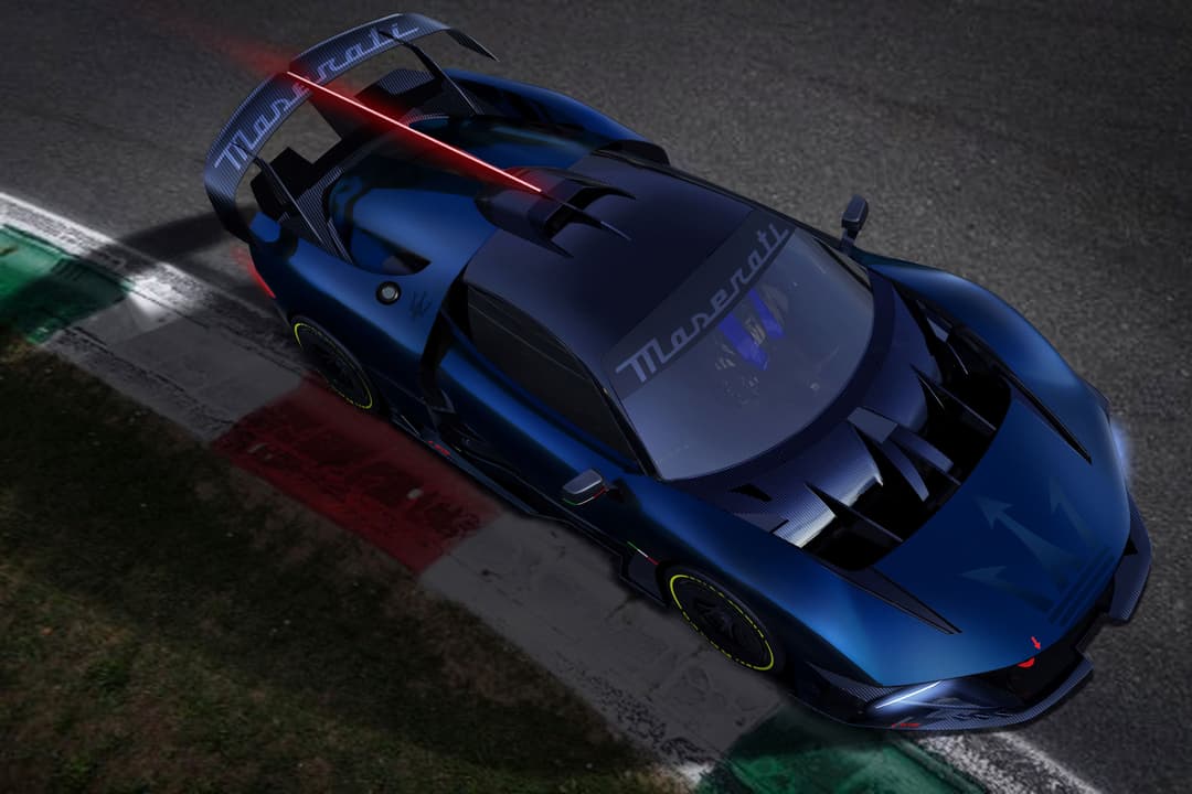 Maserati MCXtrema de couleur bleu électrique vue de haut sur un circuit, avec des détails noirs et des accents rouges aux feux arrière