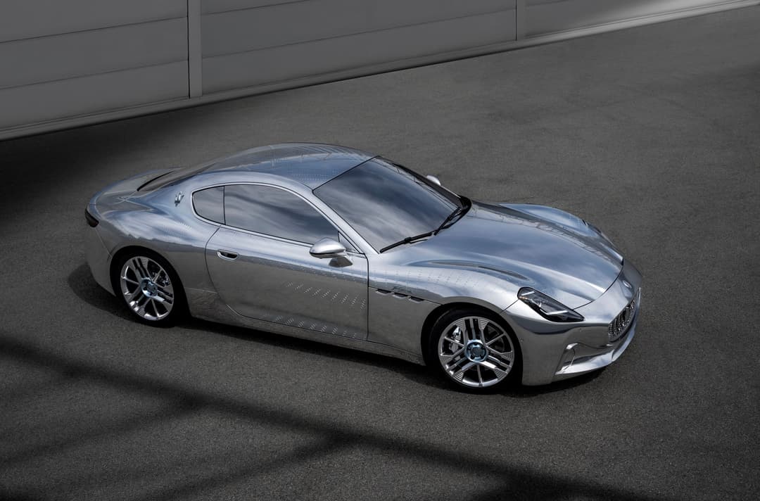 Maserati Gran Turismo Folgore Luce argentée vue de profil, coupé sportif électrique aux lignes élancées