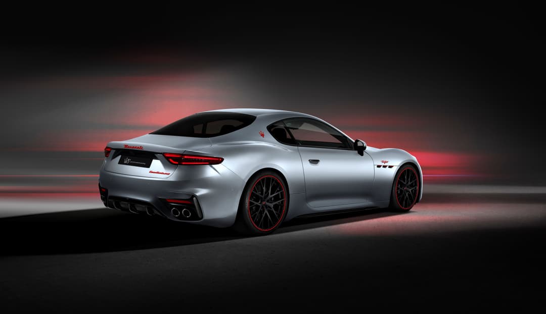 Maserati GranTurismo Prima Serie blanche vue de profil avec jantes rouges sur fond dégradé rouge et noir