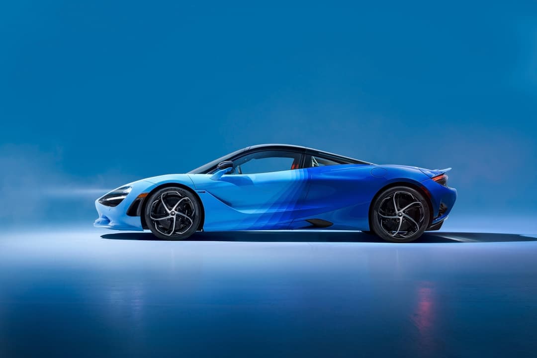 McLaren 750S Spectrum Theme en bleu dégradé, vue latérale sur fond bleu ciel, carrosserie multi-teintes du nez à la queue