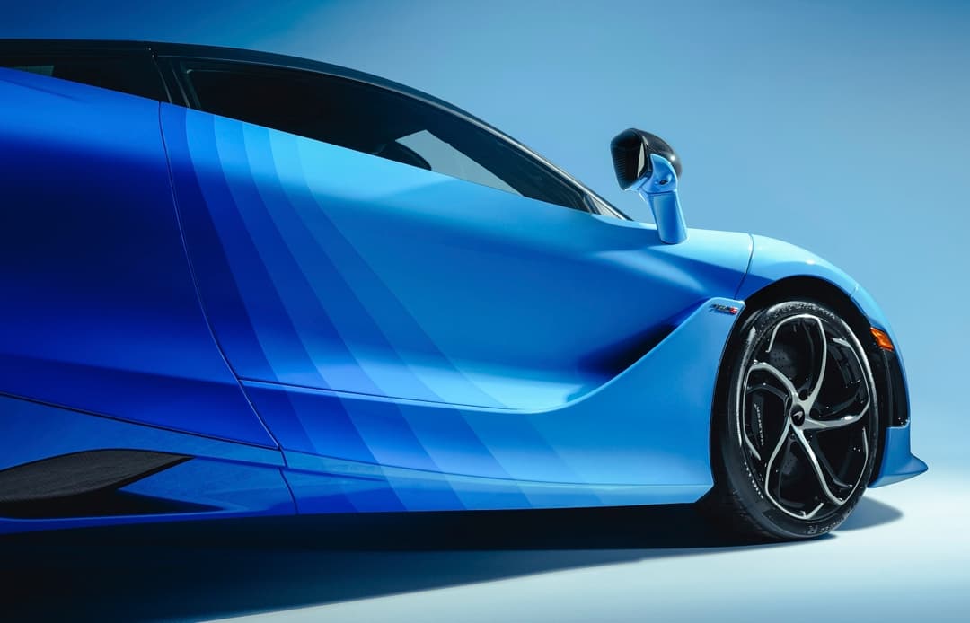McLaren 750S avec le Spectrum Theme by MSO, carrosserie bleu dégradé avec effet spectral, vue de profil sur fond blanc