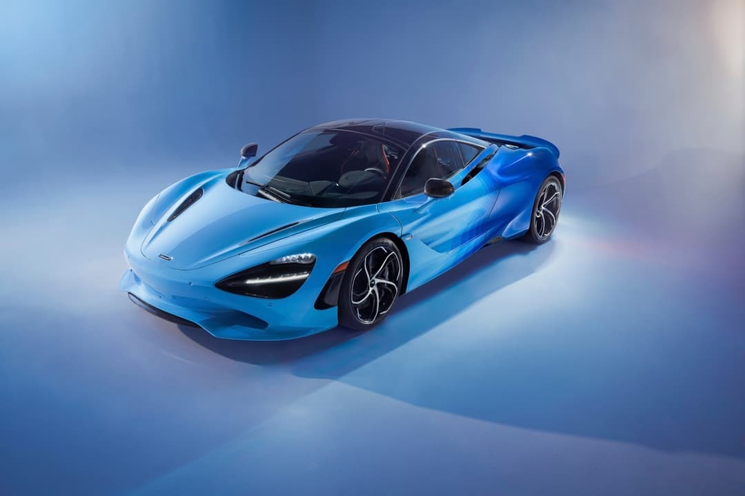 McLaren 750S Spectrum Theme en bleu vif, vue de trois quarts, toit ouvert, sur fond dégradé bleu