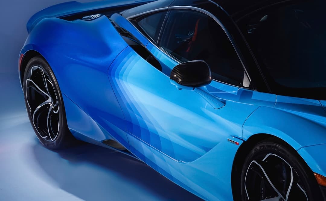 McLaren 750S bleu ciel avec dégradé de tons bleus du ciel foncé au bleu clair, présentant la peinture Spectrum Theme personnalisée