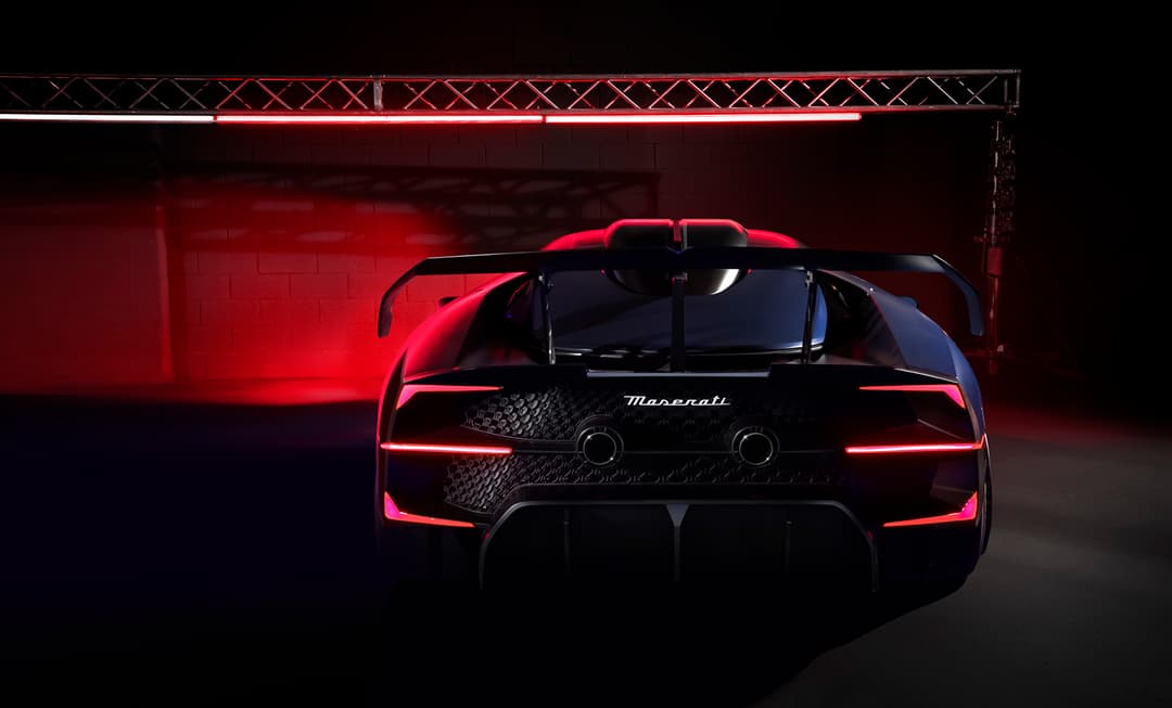 Maserati MCXtrema vue de dos, berline noire aux lignes aérodynamiques avec éclairage LED rouge sur fond noir