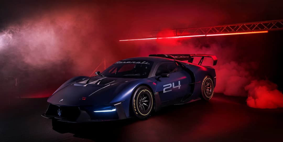 Maserati MCXtrema bleu foncé avec aileron, éclairage rouge et fumée de présentation