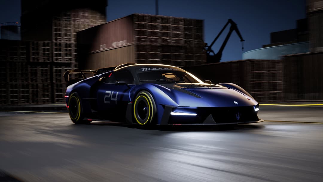 Maserati MCXtrema bleu foncé avec aileron aérodynamique, roues jaunes fluo, en mouvement sur circuit urbain au crépuscule