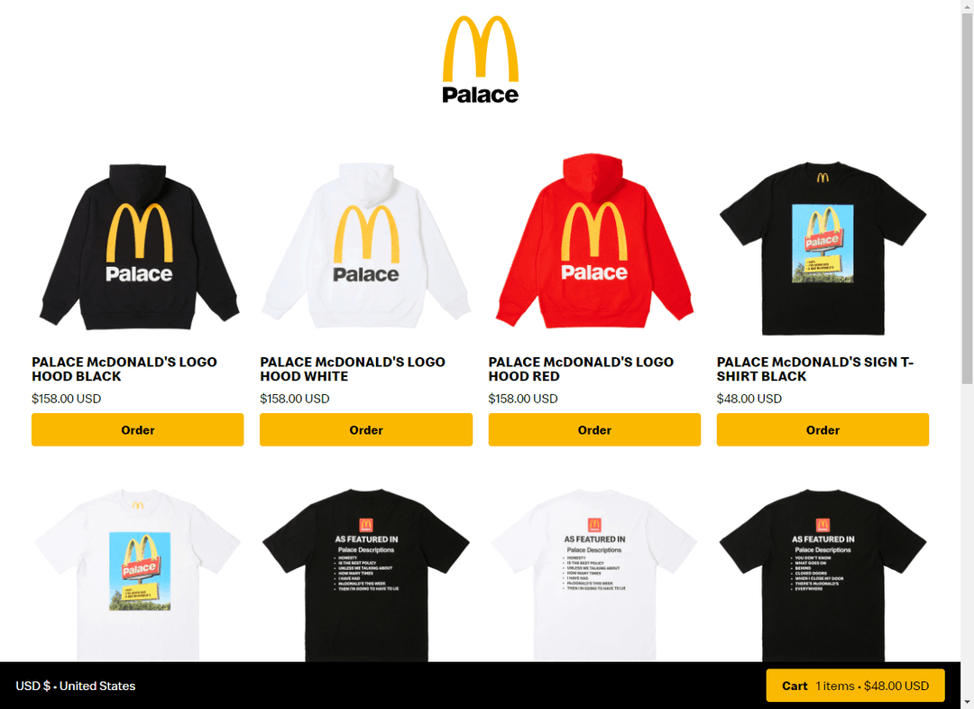 Huit vêtements de la collab Palace McDonald's : quatre sweats à capuche noirs, blancs et rouges avec logo arches dorées, et quatre t-shirts avec logo et texte