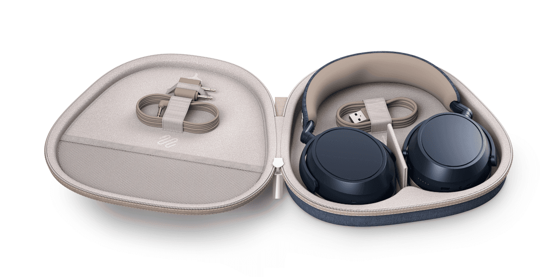 Casques audio Sennheiser MOMENTUM bleu marine avec rembourrages pierre, présentés dans leurs étuis de rangement assortis contenant les câbles