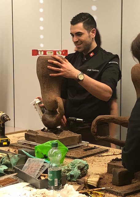 Jorge présente une sculpture en chocolat en forme de main, lors d'une démonstration de travail du chocolat