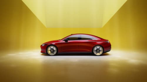 Mercedes-Benz Concept CLA rouge de profil dans un environnement jaune doré minimaliste