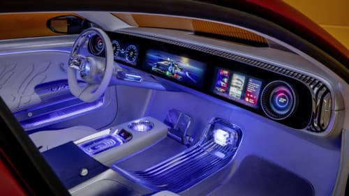 Habitacle du concept Mercedes-Benz CLA avec éclairage LED bleu, volant moderne et écran numérique panoramique intégré