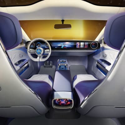 Mercedes-Benz Concept CLA vue de l'intérieur avec tableau de bord numérique, volant bleu et blanc, sièges bleus et blancs, platefond jaune