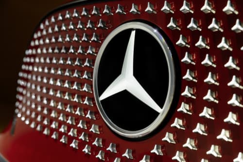 Logo Mercedes-Benz sur grille avant rouge du Concept CLA avec motif de triangles