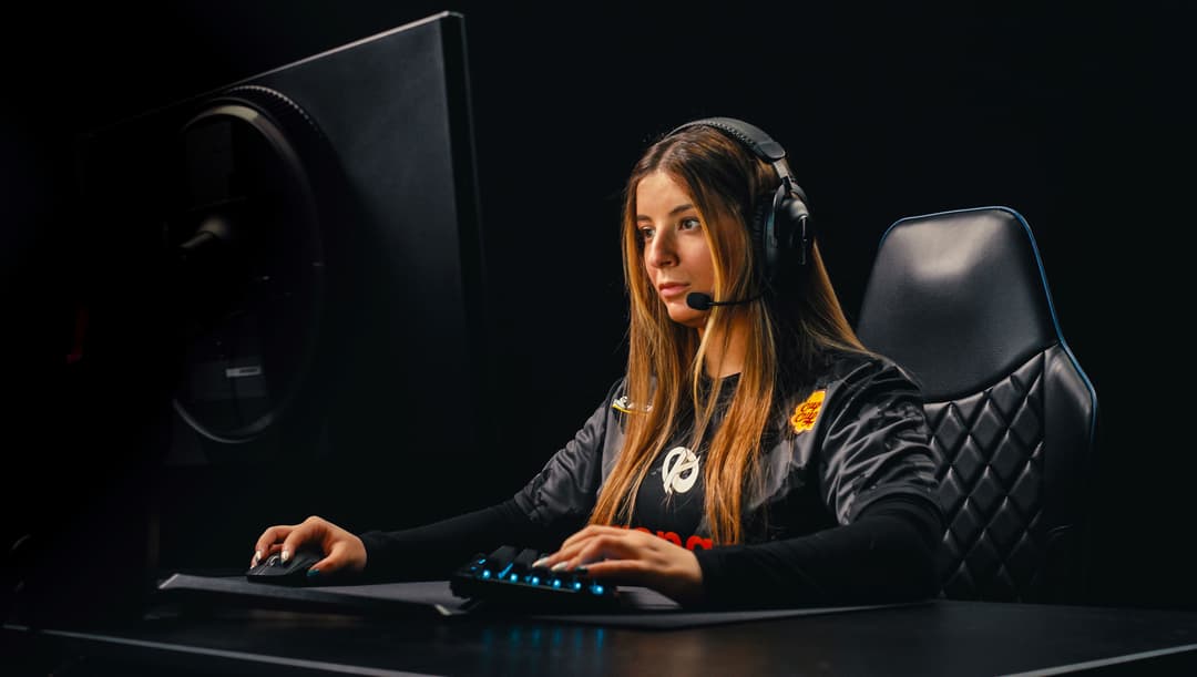 Joueuse avec casque gaming Logitech G, utilisant le clavier PRO X TKL LIGHTSPEED et la souris PRO X SUPERLIGHT 2 sur fond noir