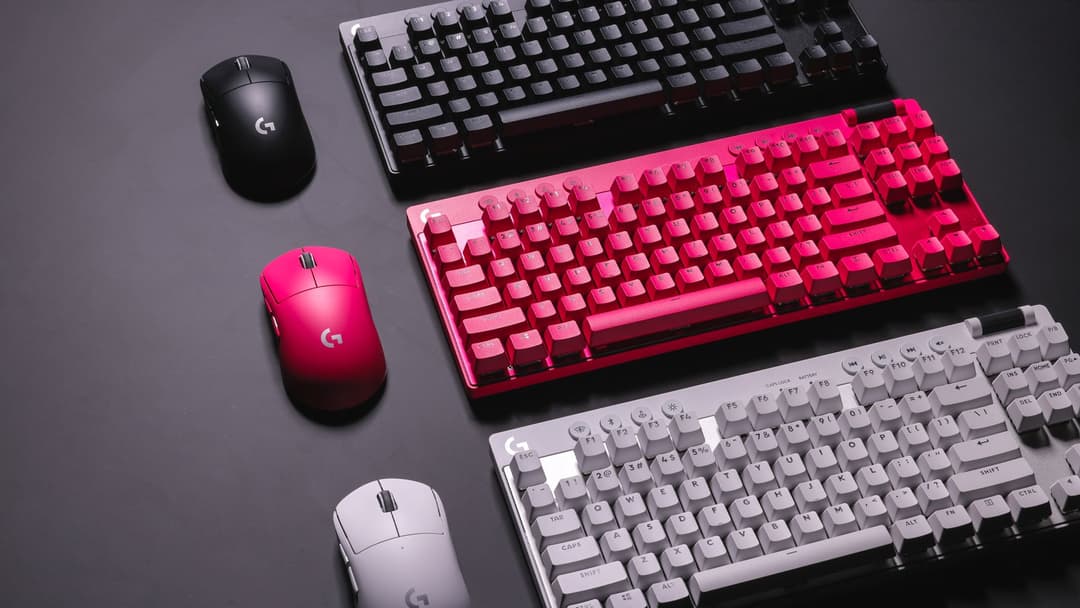 Périphériques Logitech G PRO : trois souris et trois claviers mécaniques en noir, rose fluo et blanc sur fond gris