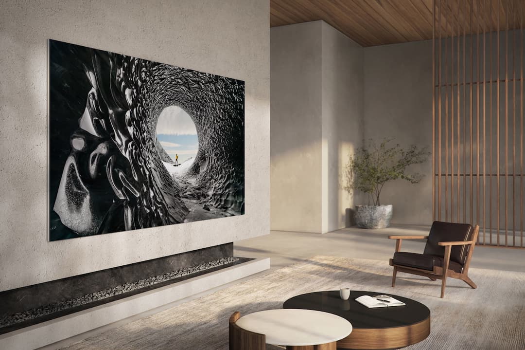 Micro LED TV Samsung affichant une image en noir et blanc d'une grotte rocheuse, intégrée dans un salon minimaliste aux tons naturels