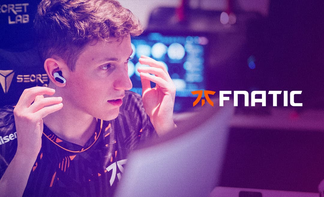 Joueur esport portant les écouteurs sans fil Sony INZONE Buds pendant une compétition, logo Fnatic visible à l'écran
