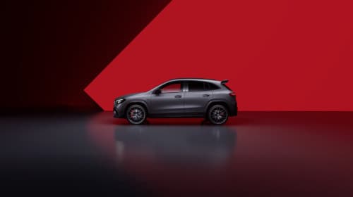 Mercedes-AMG SUV compact gris métallisé de profil sur fond rouge et noir