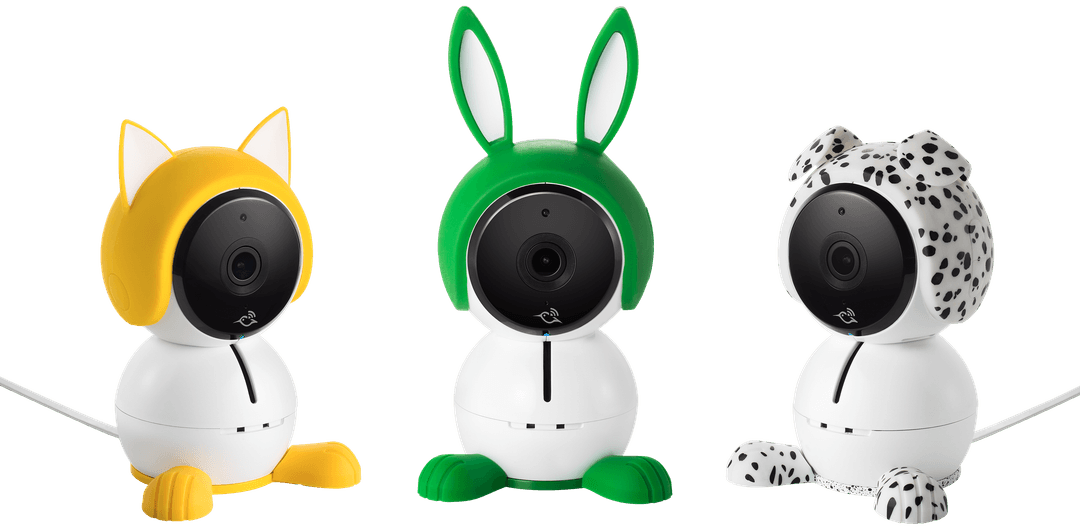 Trois caméras NETGEAR Arlo Baby aux formes rondes avec objectif noir central, aux accessoires de couleurs différentes : jaune, vert et noir et blanc