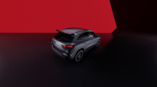 Mercedes-AMG GLA compact SUV gris photographié de trois quarts sur fond rouge et noir