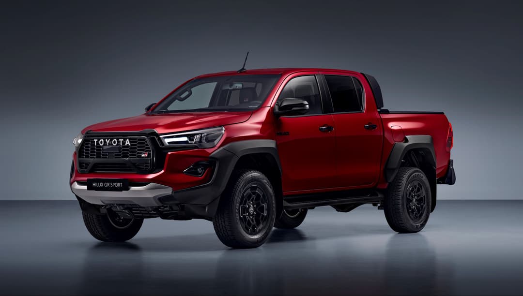 Toyota Hilux GR SPORT II rouge de profil, pick-up robuste avec calandre distinctive et phares LED modernes