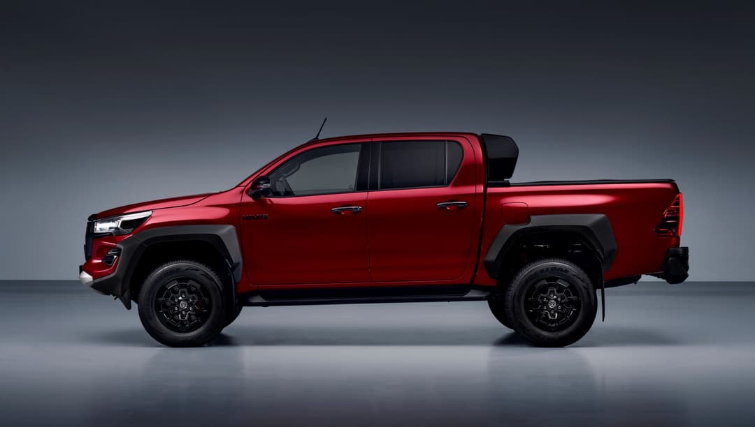 Toyota Hilux GR SPORT II rouge de profil, pick-up double cabine aux jantes sportives noires
