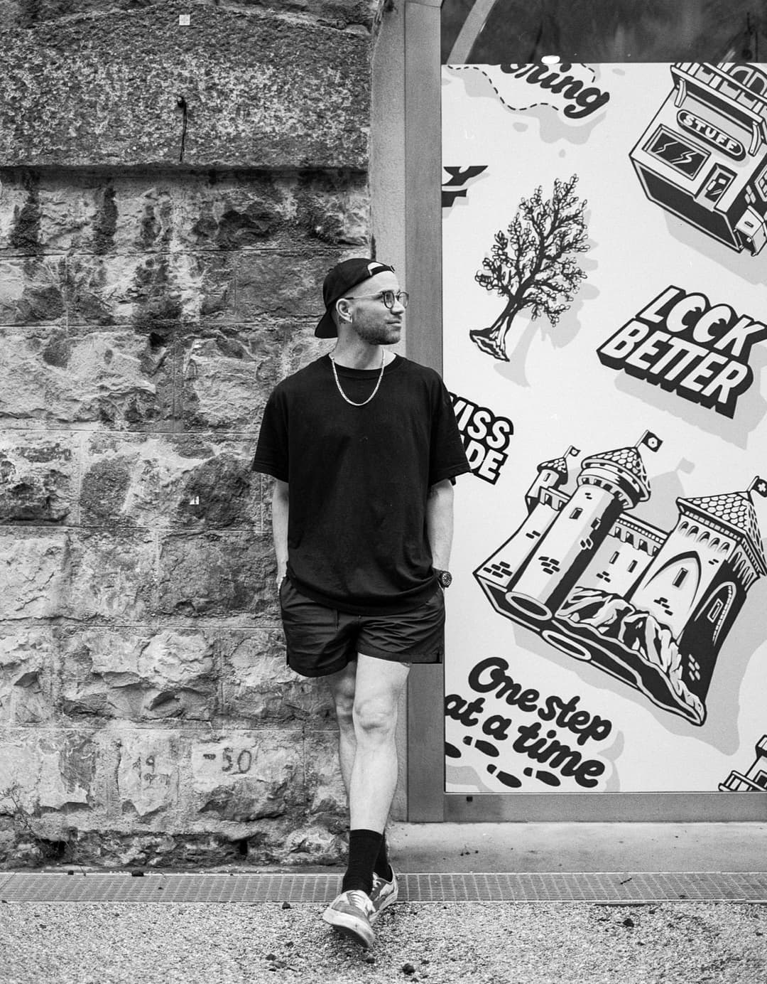 Affiche du 58e Montreux Jazz Festival signée par Rylsee, illustrant des éléments de la ville et du skateboard en noir et blanc