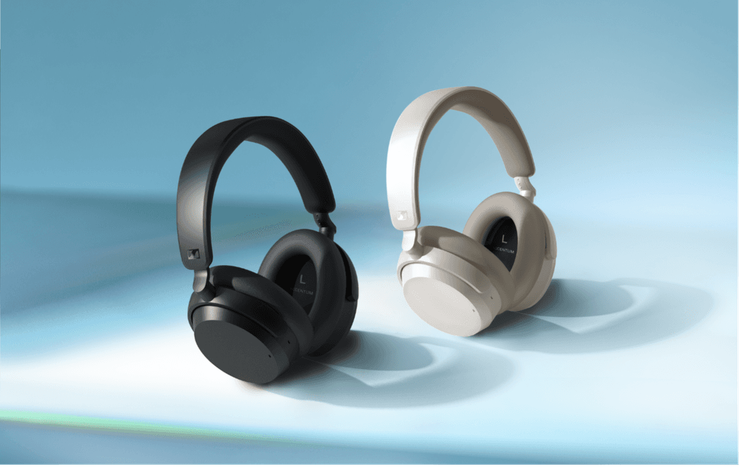 Deux casques hi-fi Sennheiser, l'un noir et l'autre blanc crème, présentés sur fond bleu
