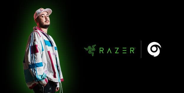 Gotaga posant en costume coloré, logos Razer et Gentle Mates visibles sur fond vert