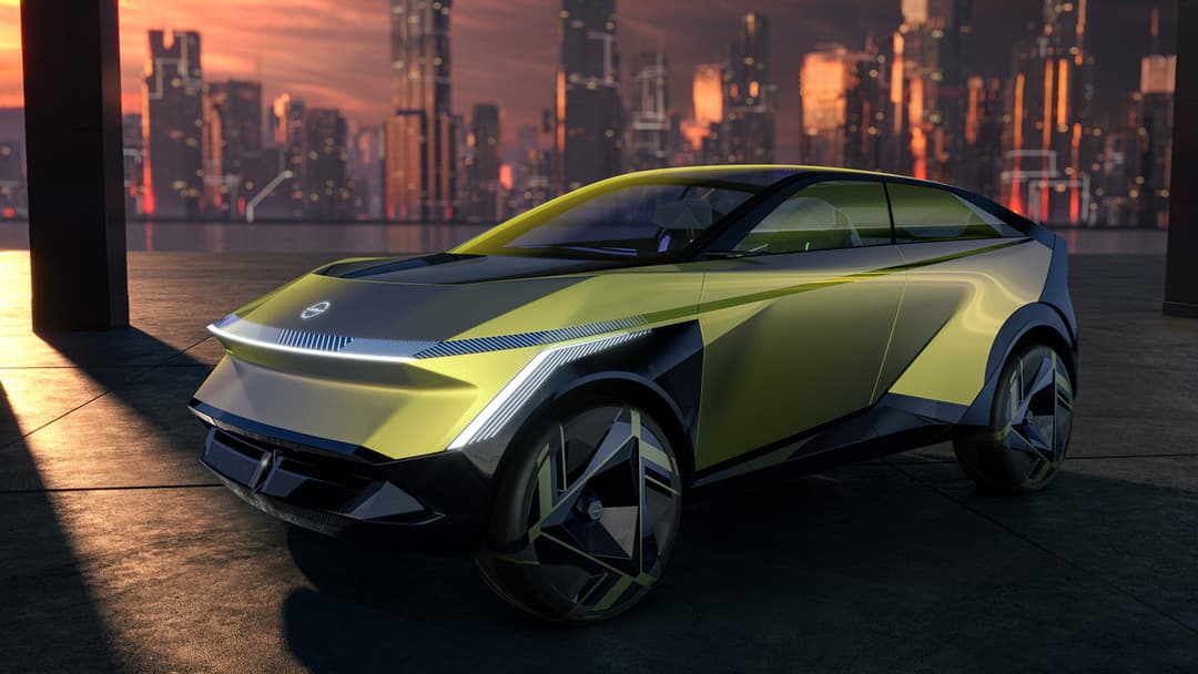 Nissan Hyper Urban Concept, SUV électrique jaune et noir aux formes épurées, sur une terrasse avec skyline urbaine au coucher de soleil