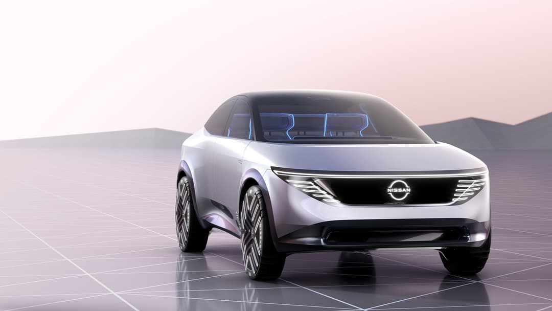 Nissan Chill-Out Concept, SUV électrique blanc au design futuriste, vue de trois quarts sur fond rose