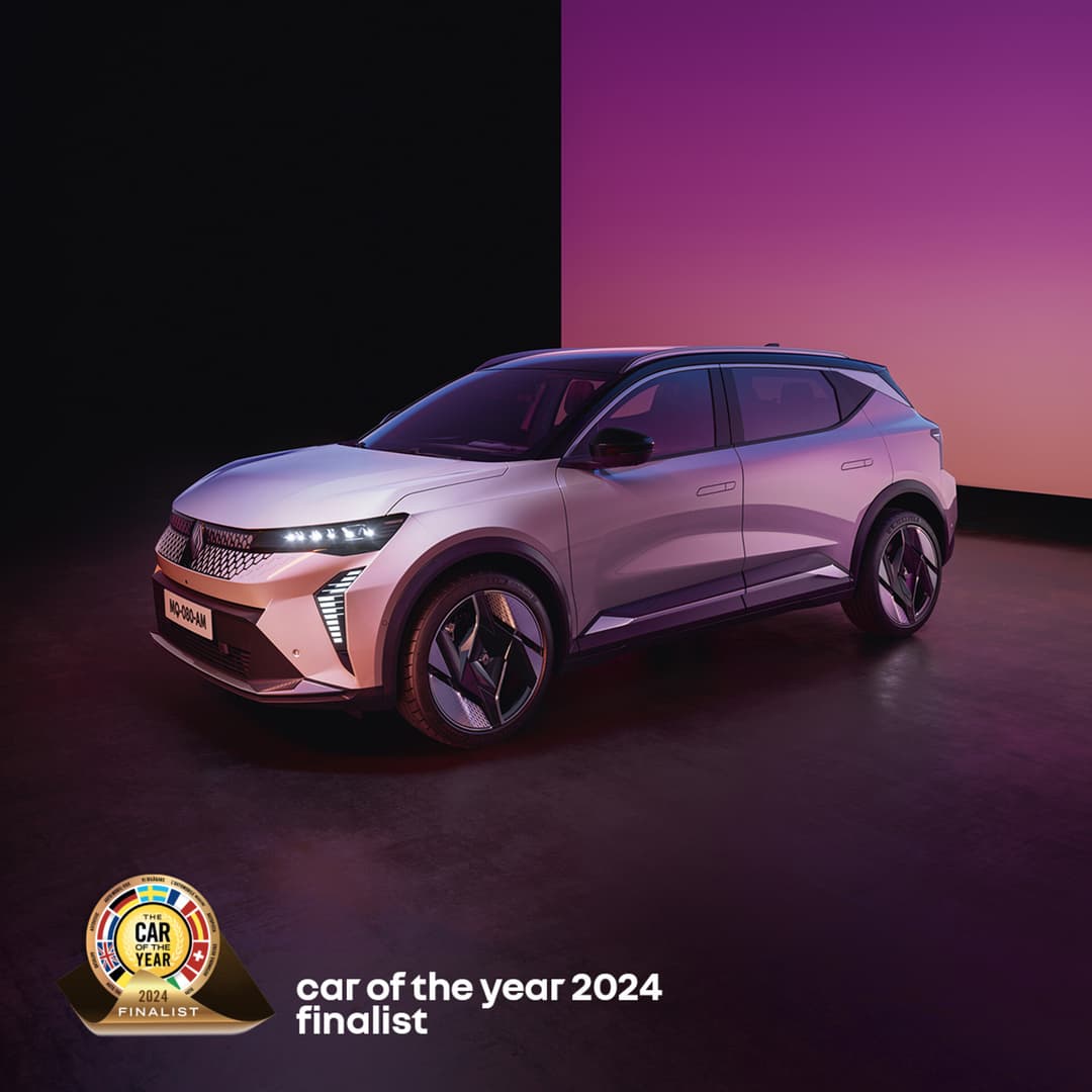 Renault Scenic E-Tech Electric blanc et rose sur fond dégradé, avec badge Car of the Year 2024 Finalist