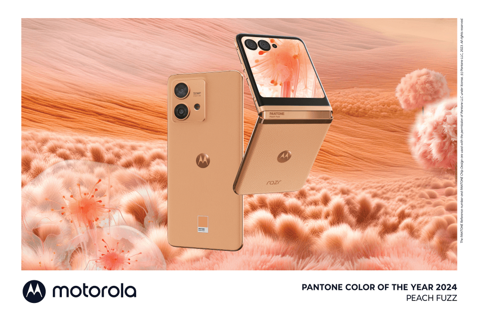 Motorola Edge 50 Pro et Moto Razr+ déclinés en Peach Fuzz, couleur Pantone 2024, dans un paysage désertique orangé
