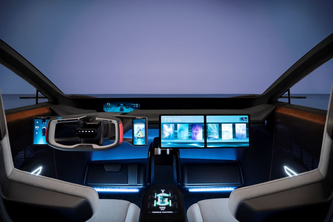 Habitacle futuriste d'un concept Lexus électrique avec écrans numériques bleus, volant innovant et rétroviseurs numériques