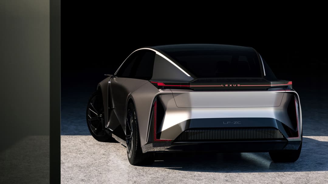 Concept car Lexus électrique aux formes épurées, blanc et noir, vue de trois quarts arrière
