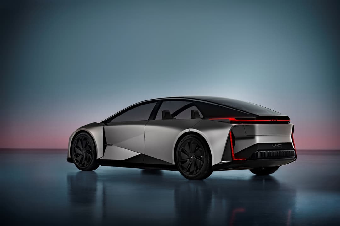 Lexus LF-ZC, concept car électrique aux formes futuristes, avec carrosserie argent et feux arrière rouges, photographié de profil