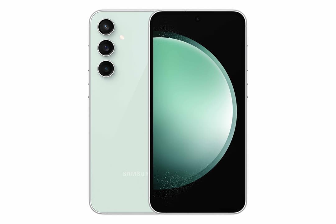 Samsung Galaxy S23 FE vert menthe avec triple capteur photo et écran affichant un dégradé turquoise