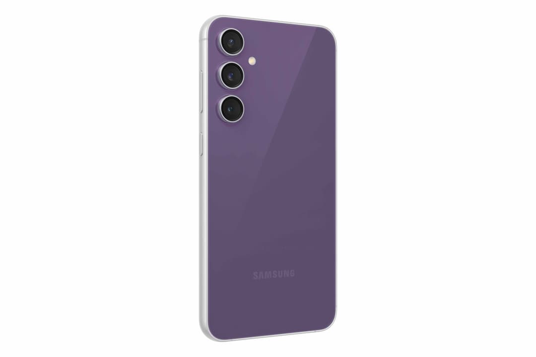 Samsung Galaxy S23 FE en couleur violet avec triple module caméra et bordure blanche, vue de trois-quarts arrière